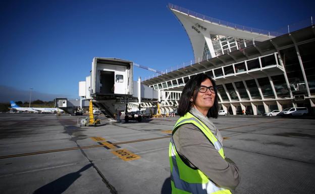 La directora del aeropuerto, Cristina Echeverría, posa en la plataforma del aeropuerto, que en 2017 ha rozado la barrera de los cinco millones de clientes.