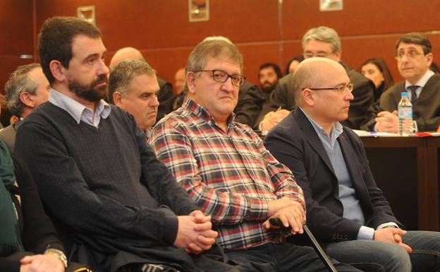 Koldo Ochandiano, Aitor Telleria y Alfredo de Miguel, durante el inicio del juicio, este lunes en Vitoria. 