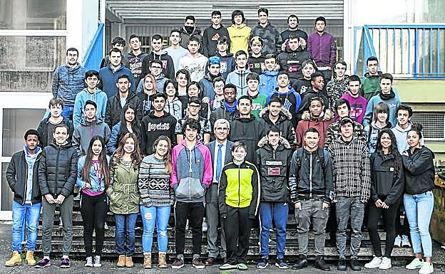 Alumnos de Egibide Jesús Obrero que participarán en STARTInnova, a las puertas del centro. 