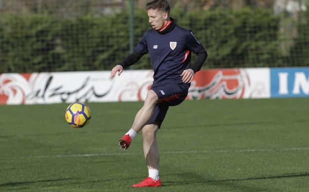 Muniain ha estado media hora sobre el césped.