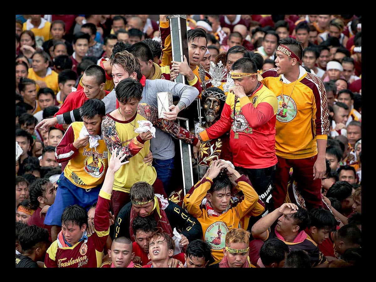 En Filipinas, la nación asiática donde alrededor de un 80 por ciento de sus 105 millones de habitantes es católica, la procesión del Nazareno Negro es una de las más importantes y de mayor concurrencia. La estatua del Nazareno, que representa a Jesús doblegado por el peso de la Cruz, fue llevada a Manila por un sacerdote agustino español en 1607, a bordo de un barco procedente de México. Según cuenta la tradición, la embarcación se incendió durante la travesía, pero la imagen de Cristo se salvó milagrosamente del incendio, a raíz del cual quedó teñida de color negro. La procesión, que discurre desde la iglesia de San Nicolás de Tolentino a la parroquia de Quiapo, conmemora el primer traslado de la imagen, que se realizó 9 de enero de 1767.