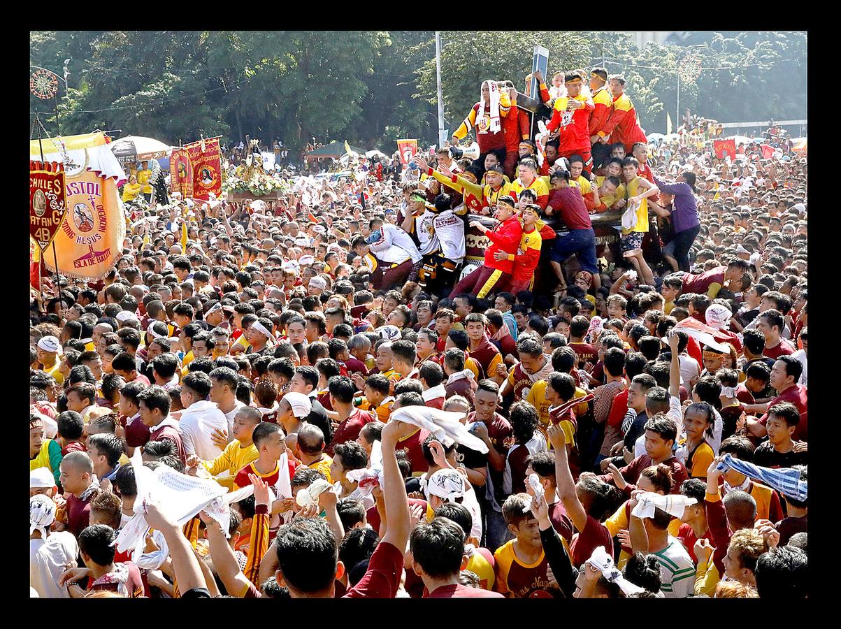 En Filipinas, la nación asiática donde alrededor de un 80 por ciento de sus 105 millones de habitantes es católica, la procesión del Nazareno Negro es una de las más importantes y de mayor concurrencia. La estatua del Nazareno, que representa a Jesús doblegado por el peso de la Cruz, fue llevada a Manila por un sacerdote agustino español en 1607, a bordo de un barco procedente de México. Según cuenta la tradición, la embarcación se incendió durante la travesía, pero la imagen de Cristo se salvó milagrosamente del incendio, a raíz del cual quedó teñida de color negro. La procesión, que discurre desde la iglesia de San Nicolás de Tolentino a la parroquia de Quiapo, conmemora el primer traslado de la imagen, que se realizó 9 de enero de 1767.