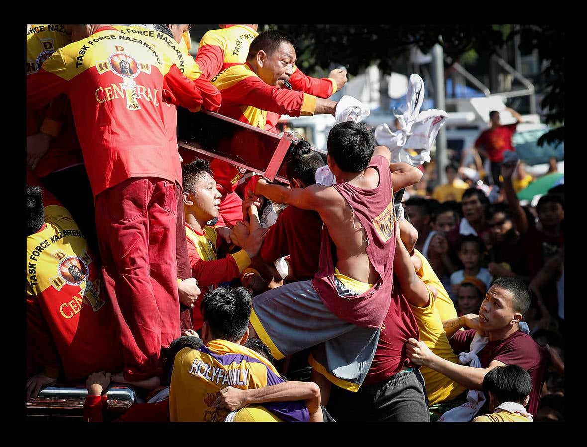 En Filipinas, la nación asiática donde alrededor de un 80 por ciento de sus 105 millones de habitantes es católica, la procesión del Nazareno Negro es una de las más importantes y de mayor concurrencia. La estatua del Nazareno, que representa a Jesús doblegado por el peso de la Cruz, fue llevada a Manila por un sacerdote agustino español en 1607, a bordo de un barco procedente de México. Según cuenta la tradición, la embarcación se incendió durante la travesía, pero la imagen de Cristo se salvó milagrosamente del incendio, a raíz del cual quedó teñida de color negro. La procesión, que discurre desde la iglesia de San Nicolás de Tolentino a la parroquia de Quiapo, conmemora el primer traslado de la imagen, que se realizó 9 de enero de 1767.