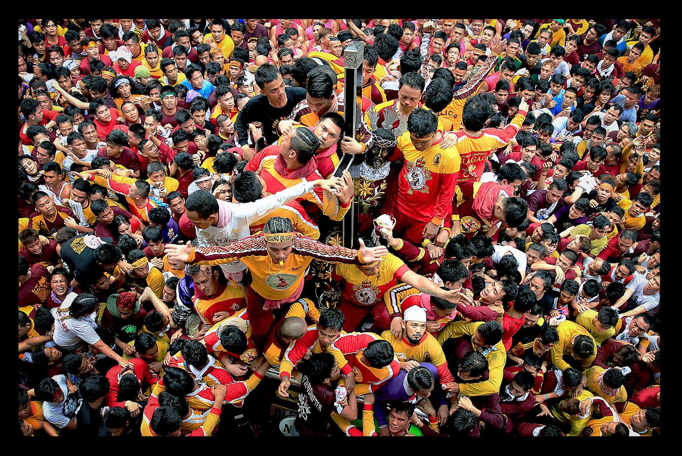 En Filipinas, la nación asiática donde alrededor de un 80 por ciento de sus 105 millones de habitantes es católica, la procesión del Nazareno Negro es una de las más importantes y de mayor concurrencia. La estatua del Nazareno, que representa a Jesús doblegado por el peso de la Cruz, fue llevada a Manila por un sacerdote agustino español en 1607, a bordo de un barco procedente de México. Según cuenta la tradición, la embarcación se incendió durante la travesía, pero la imagen de Cristo se salvó milagrosamente del incendio, a raíz del cual quedó teñida de color negro. La procesión, que discurre desde la iglesia de San Nicolás de Tolentino a la parroquia de Quiapo, conmemora el primer traslado de la imagen, que se realizó 9 de enero de 1767.