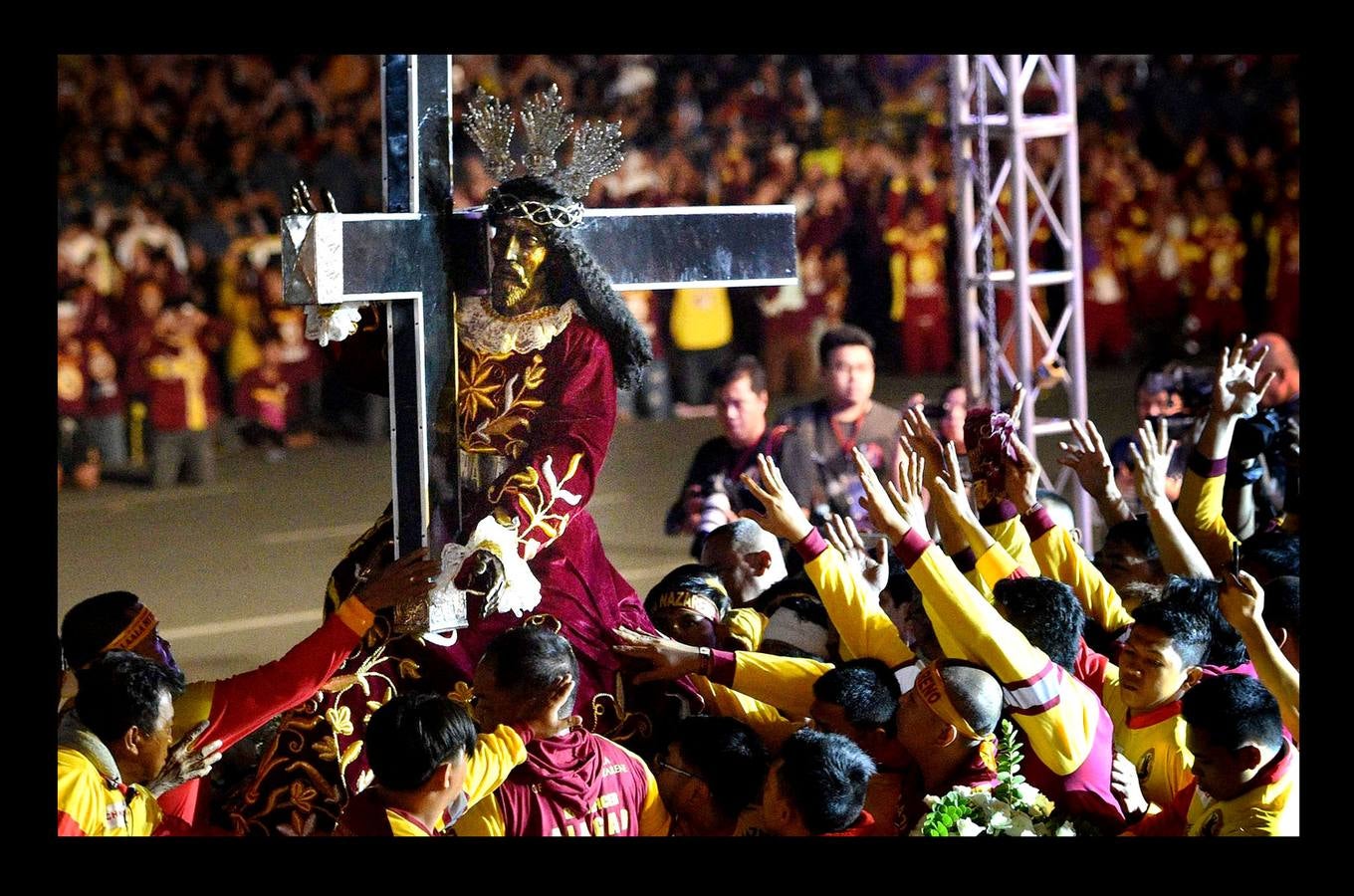 En Filipinas, la nación asiática donde alrededor de un 80 por ciento de sus 105 millones de habitantes es católica, la procesión del Nazareno Negro es una de las más importantes y de mayor concurrencia. La estatua del Nazareno, que representa a Jesús doblegado por el peso de la Cruz, fue llevada a Manila por un sacerdote agustino español en 1607, a bordo de un barco procedente de México. Según cuenta la tradición, la embarcación se incendió durante la travesía, pero la imagen de Cristo se salvó milagrosamente del incendio, a raíz del cual quedó teñida de color negro. La procesión, que discurre desde la iglesia de San Nicolás de Tolentino a la parroquia de Quiapo, conmemora el primer traslado de la imagen, que se realizó 9 de enero de 1767.