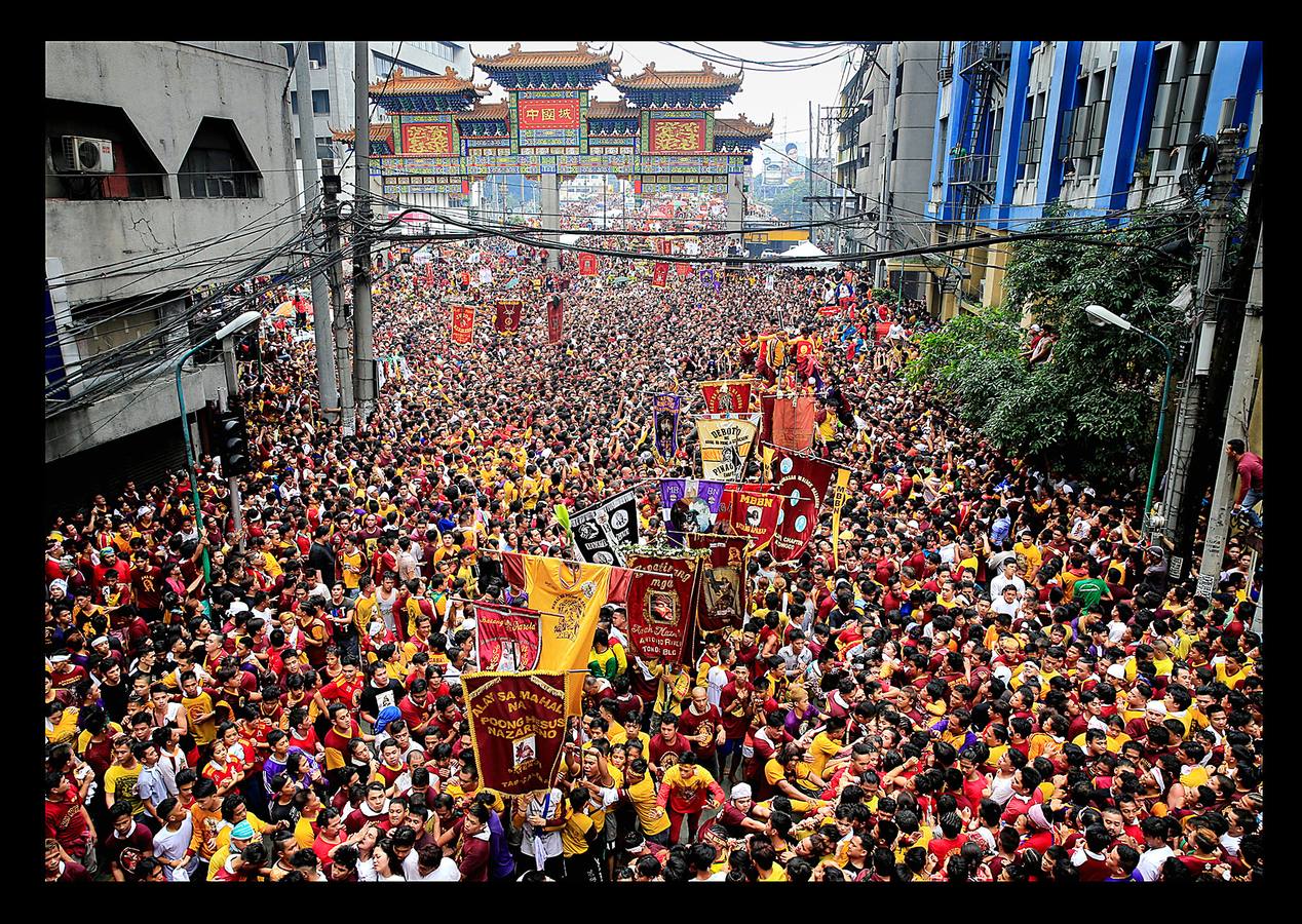 En Filipinas, la nación asiática donde alrededor de un 80 por ciento de sus 105 millones de habitantes es católica, la procesión del Nazareno Negro es una de las más importantes y de mayor concurrencia. La estatua del Nazareno, que representa a Jesús doblegado por el peso de la Cruz, fue llevada a Manila por un sacerdote agustino español en 1607, a bordo de un barco procedente de México. Según cuenta la tradición, la embarcación se incendió durante la travesía, pero la imagen de Cristo se salvó milagrosamente del incendio, a raíz del cual quedó teñida de color negro. La procesión, que discurre desde la iglesia de San Nicolás de Tolentino a la parroquia de Quiapo, conmemora el primer traslado de la imagen, que se realizó 9 de enero de 1767.