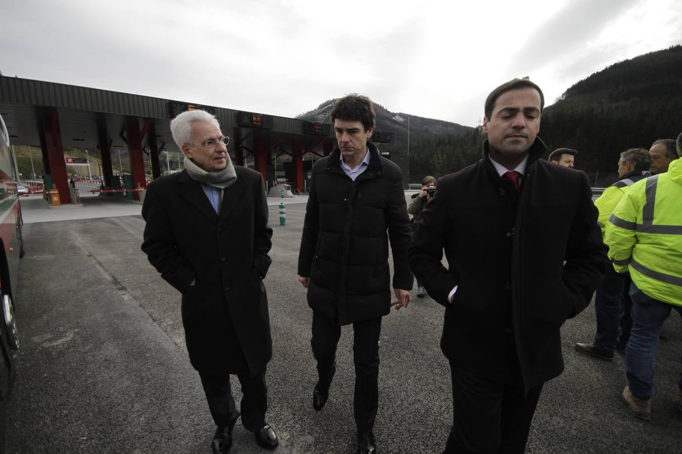 Con la  inauguración de la variante de Ermua  se da por terminada la primera fase de la obra, que arrastraba año y medio de retraso y un sobrecoste de casi el 9%. Junto a la apertura de los 600 metros del túnel de Uretamendi se pondrán en servicio también las nuevas cabinas de peajes que recibirán miles de conductores a través del nuevo acceso directo de la AP-8 y la N-634