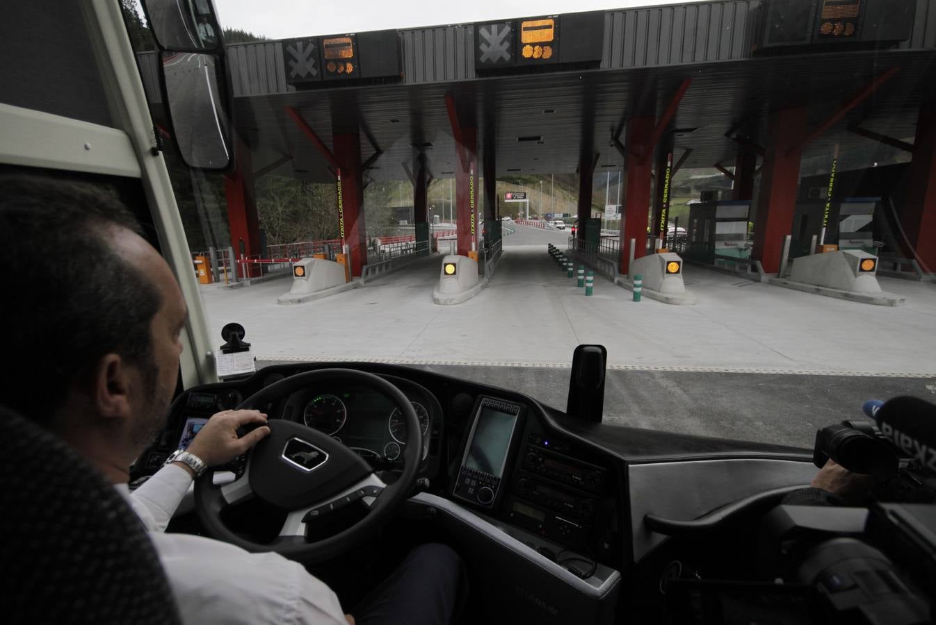 Con la  inauguración de la variante de Ermua  se da por terminada la primera fase de la obra, que arrastraba año y medio de retraso y un sobrecoste de casi el 9%. Junto a la apertura de los 600 metros del túnel de Uretamendi se pondrán en servicio también las nuevas cabinas de peajes que recibirán miles de conductores a través del nuevo acceso directo de la AP-8 y la N-634