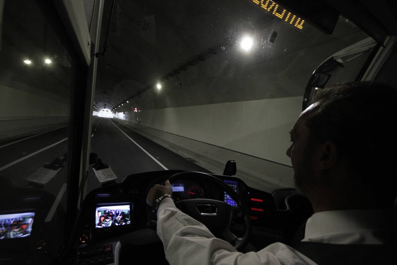 Con la  inauguración de la variante de Ermua  se da por terminada la primera fase de la obra, que arrastraba año y medio de retraso y un sobrecoste de casi el 9%. Junto a la apertura de los 600 metros del túnel de Uretamendi se pondrán en servicio también las nuevas cabinas de peajes que recibirán miles de conductores a través del nuevo acceso directo de la AP-8 y la N-634