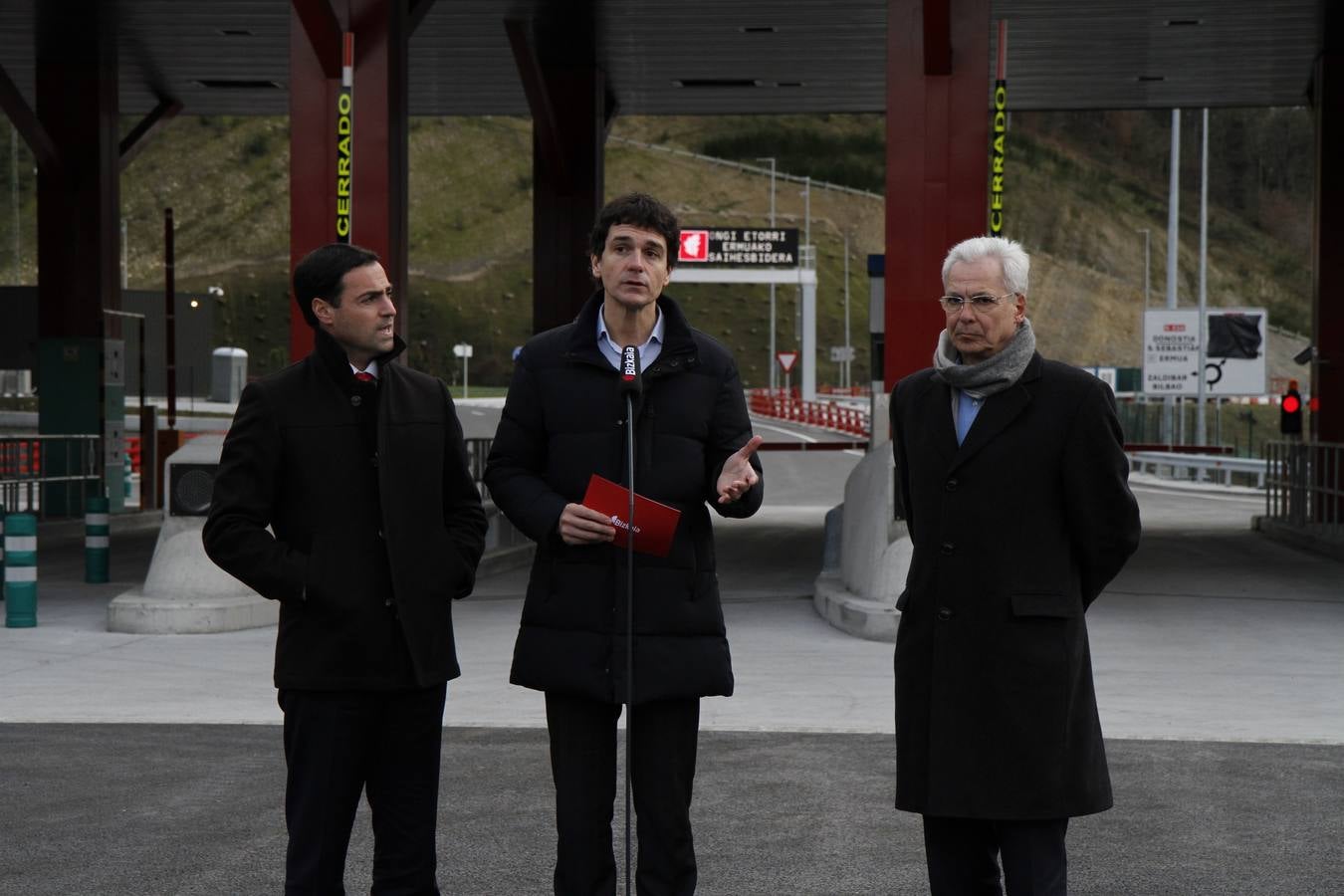 Con la  inauguración de la variante de Ermua  se da por terminada la primera fase de la obra, que arrastraba año y medio de retraso y un sobrecoste de casi el 9%. Junto a la apertura de los 600 metros del túnel de Uretamendi se pondrán en servicio también las nuevas cabinas de peajes que recibirán miles de conductores a través del nuevo acceso directo de la AP-8 y la N-634