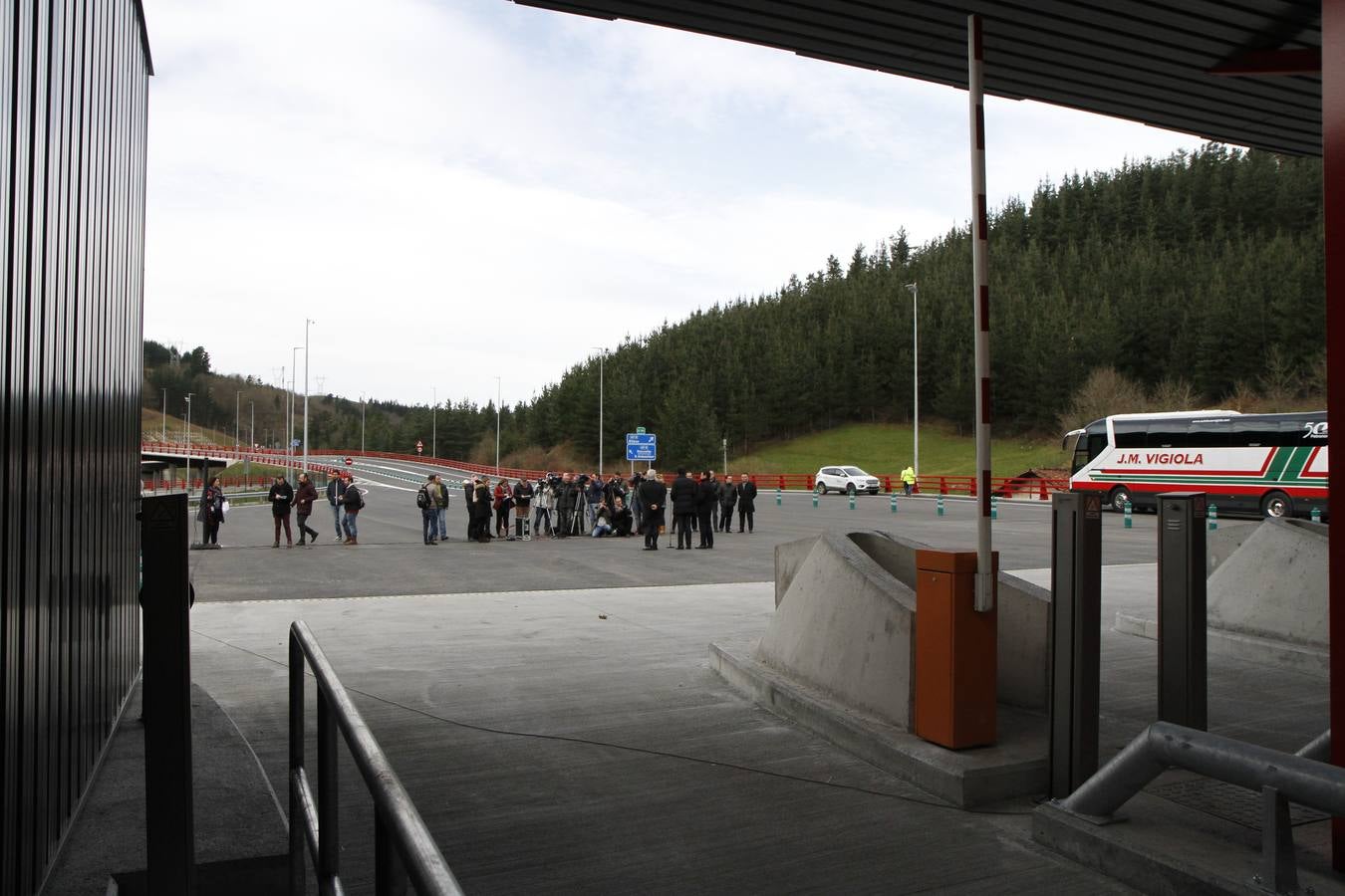 Con la  inauguración de la variante de Ermua  se da por terminada la primera fase de la obra, que arrastraba año y medio de retraso y un sobrecoste de casi el 9%. Junto a la apertura de los 600 metros del túnel de Uretamendi se pondrán en servicio también las nuevas cabinas de peajes que recibirán miles de conductores a través del nuevo acceso directo de la AP-8 y la N-634