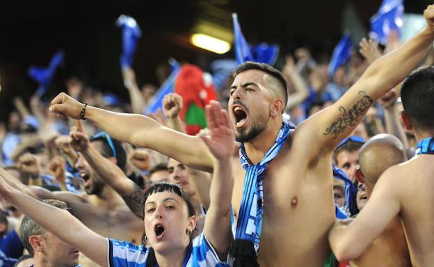 Hinchas del Alavés en el final de Copa del pasado año. 