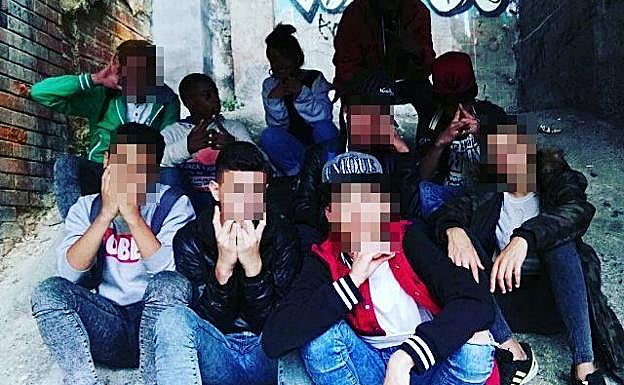 Fotografía colgada en las redes por miembros de ‘The Ghetto Family’, en la que se encuentra uno de los asaltantes de ‘Urren’.