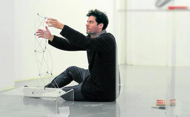 Montaje. Miguel Ángel Pedroza Ochoa trabajando con una de sus esculturas, ayer en la sala de exposiciones de Portalea. 