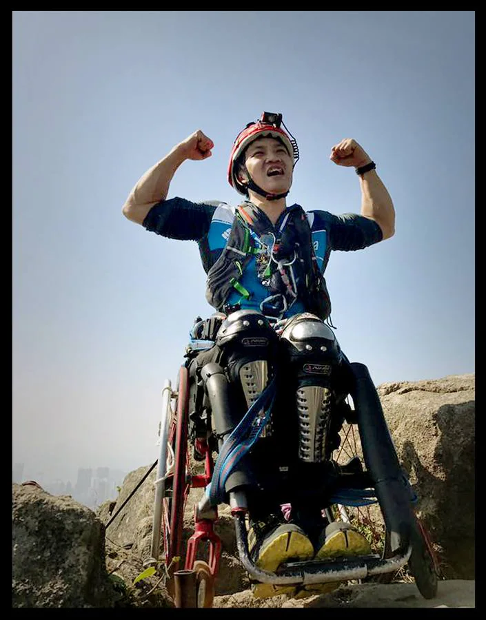 El 9 de diciembre de 2011 tuvo un accidente de moto que le dejó parapléjico y terminó con su carrera como escalador profesional, pero nunca se rindió.