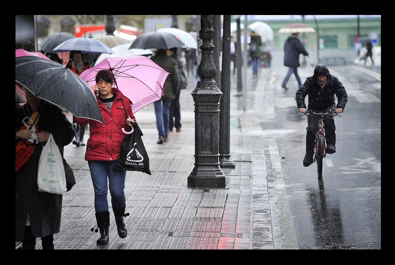 Baja la cota de nieve a los 400 metros y viste de blanco el alto de Trabakua. En Erandio, la lluvia ha creado varias balsas de agua en Erandio