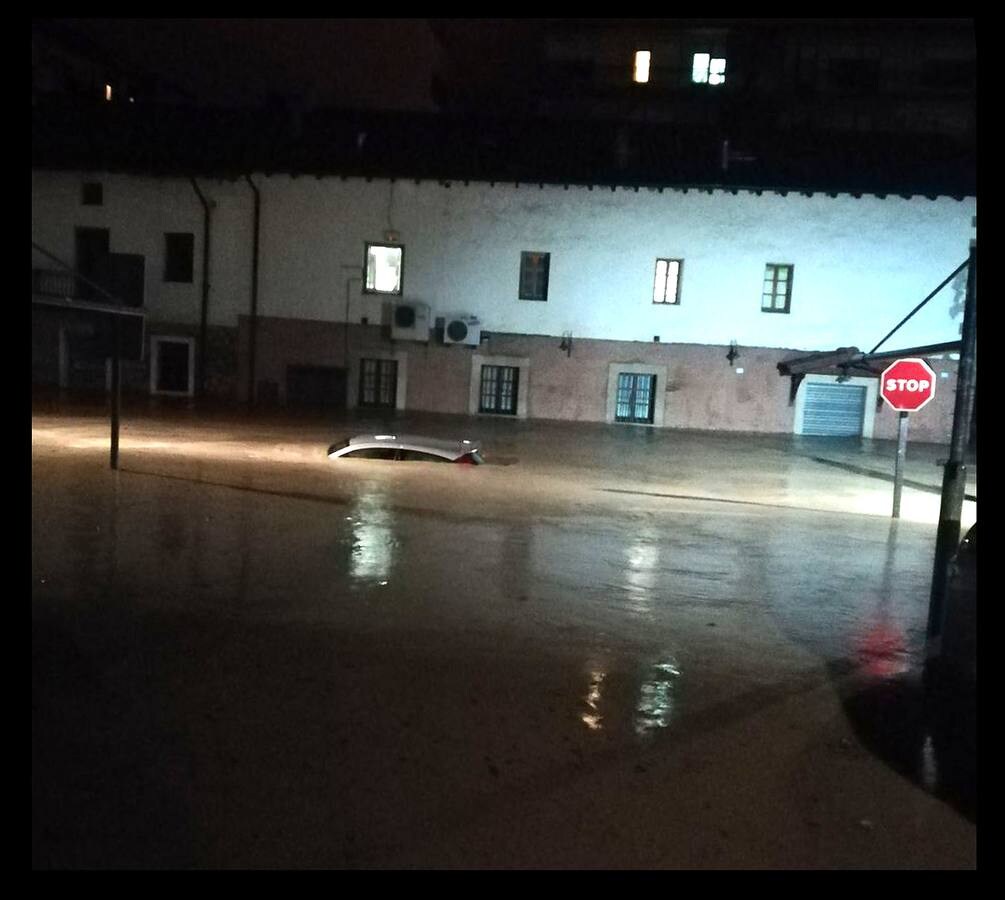 Baja la cota de nieve a los 400 metros y viste de blanco el alto de Trabakua. En Erandio, la lluvia ha creado varias balsas de agua en Erandio