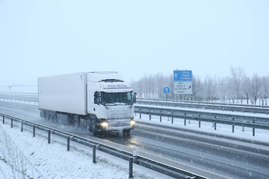 La nieve ha vuelto a complicar la circulación por las carreteras de Álava