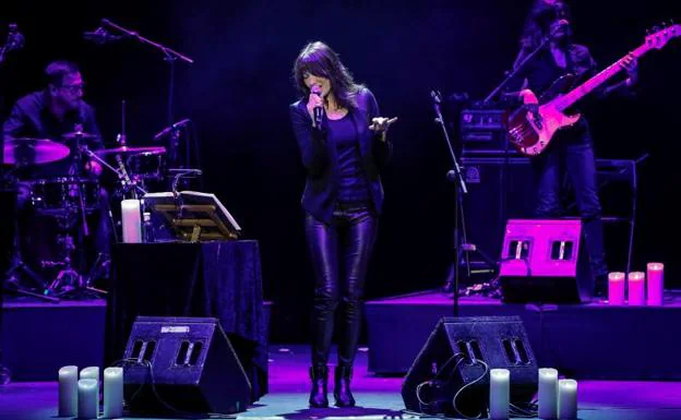 Carla Bruni, durante su concierto en el Teatro Nuevo Apolo de Madrid.