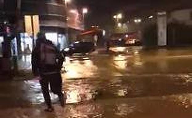 La estación de tren de Gernika, castigada por las fuertes lluvias
