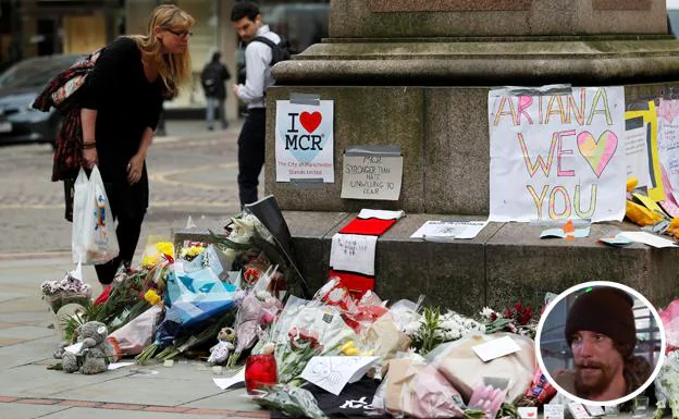 Todavía hoy, las flores siguen recordando a las 22 víctimas del Manchester Arena.