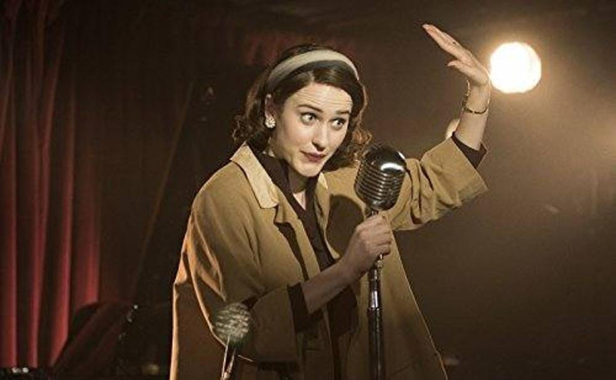 Rachel Brosnahan es 'The Marvelous Mrs. Maisel' (2017).