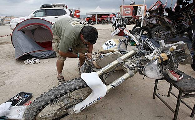 Un mecánico trabaja con una moto.
