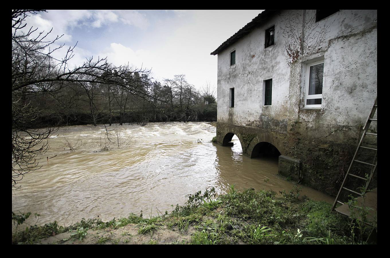 La localidad amanece cubierta de barro tras las espectacular tromba de agua. Muxika fue sin duda uno de los municipios más hostigados por el chubasco que ensombreció Urdaibai y engordó el caudal de sus ríos