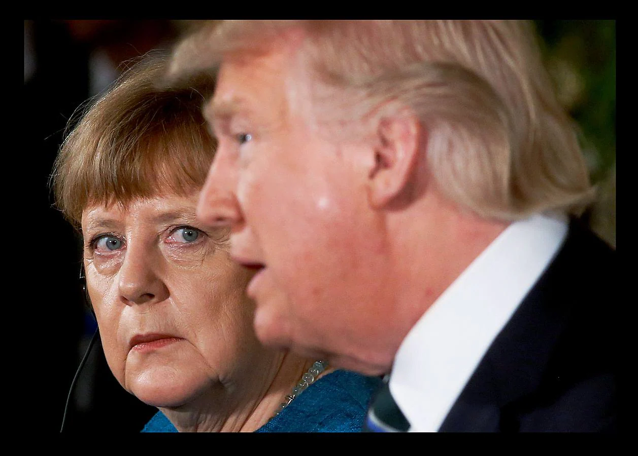 Donald Trump junto a la canciller, Angela Merkel, en una conferencia en la Casa Blanca..