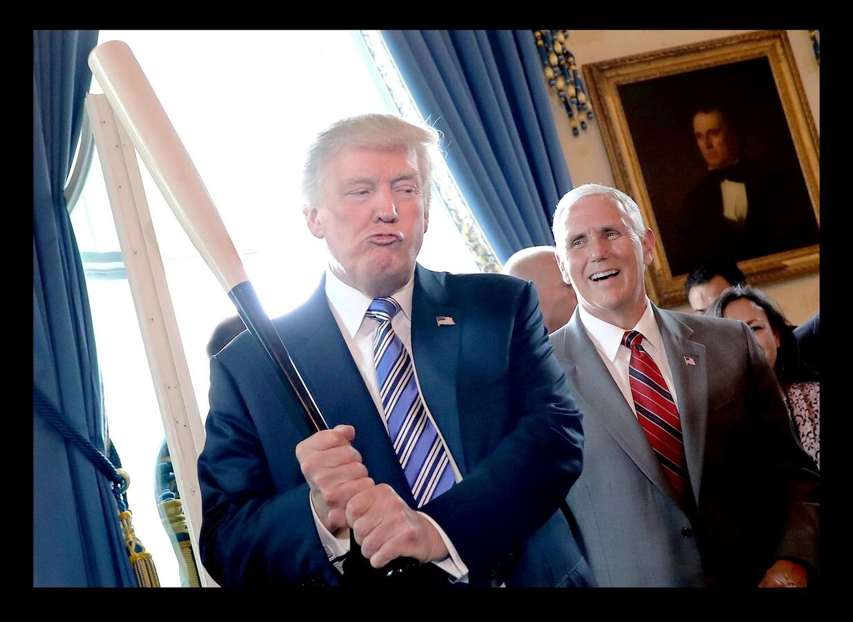Donald Trump sujeta un bate de béisbol en un evento celebrado en la Casa Blanca.