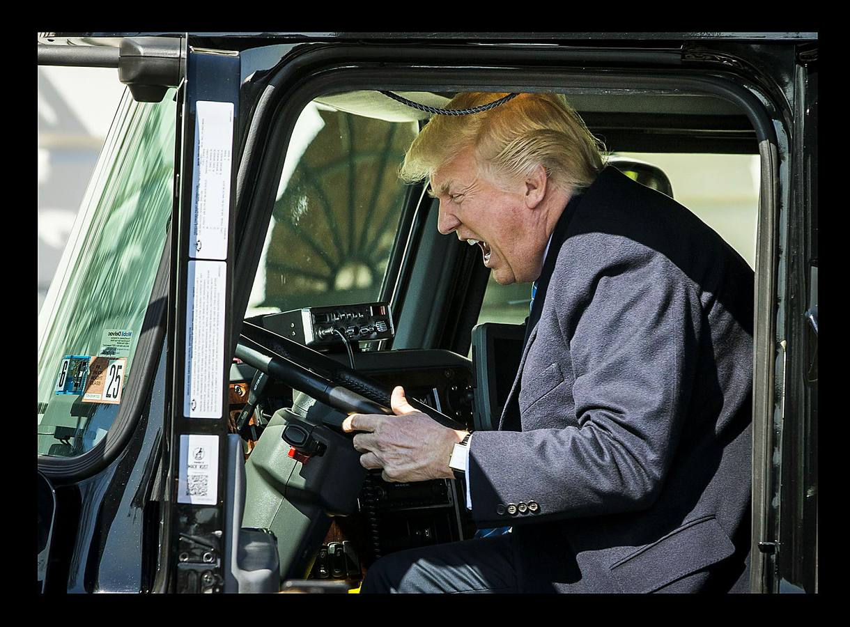 Donald Trump en el puesto del conductor de un camión de 18 ruedas en la Casa Blanca.