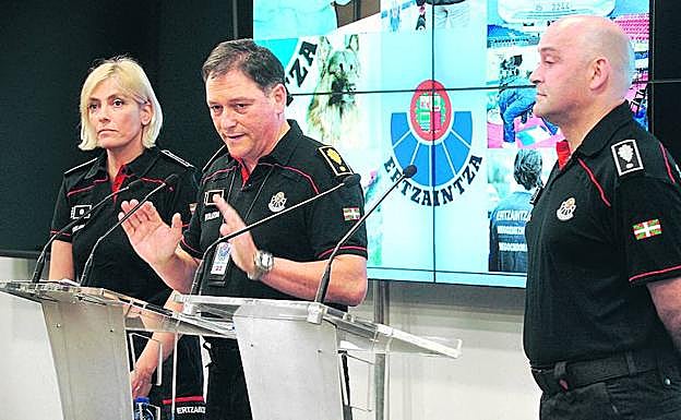 El jefe de la Ertzaintza de Bizkaia, Josu Gotzon Lujua, compareció junto a los mandos Patricia Martínez de Musitu y Ramón Bañuelos.