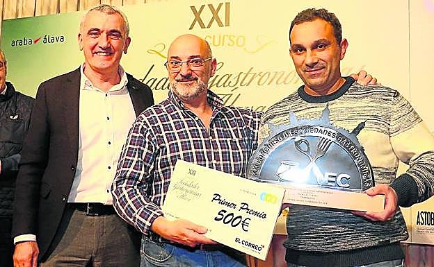Eduardo Aguinaco con Patxi Pacífico y Toni Salgado, los ganadores.
