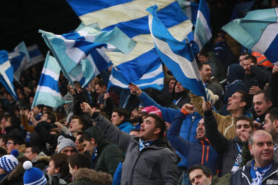 Los cinco grados escasos que marcan los termómetros en Vitoria y la fina lluvia no amedrentaron a los 19.413 fieles albiazules que poblaron las gradas de Mendizorroza