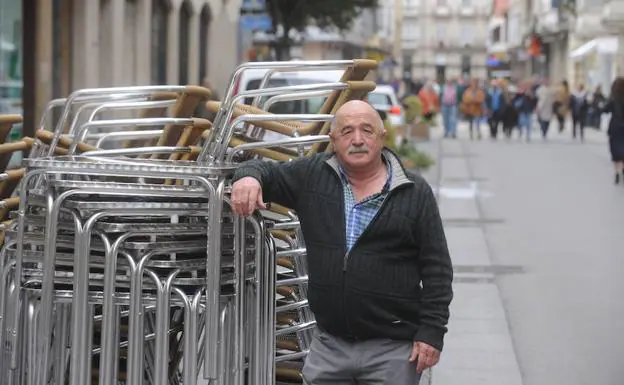 Esteban Gainzarain, propietario del bar Taberna, ubicado en la calle San Prudencio de Vitoria, que cerrará el día 28.