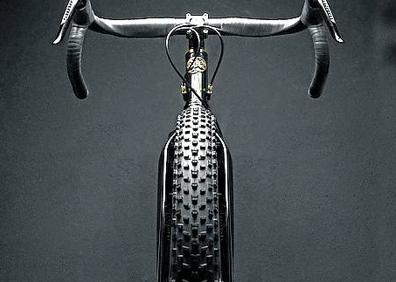 Imagen secundaria 1 - 1. Alex Berasategi «Siempre aspiro a hacer algo diferente y quería destacar las líneas de la bicicleta, su estética, algo atípico en la foto comercial». 2. Alex de Pedro. «Aproveché la oscuridad para darle un toque ambiguo y sugerir un animal que te desafía con su cornamenta». 3. Josu Izarra. «Sin correr el carrete volví a tomar otra instantánea y, como ella es modelo y fotógrafa, propongo el guiño de que ha salido de su propia cámara».