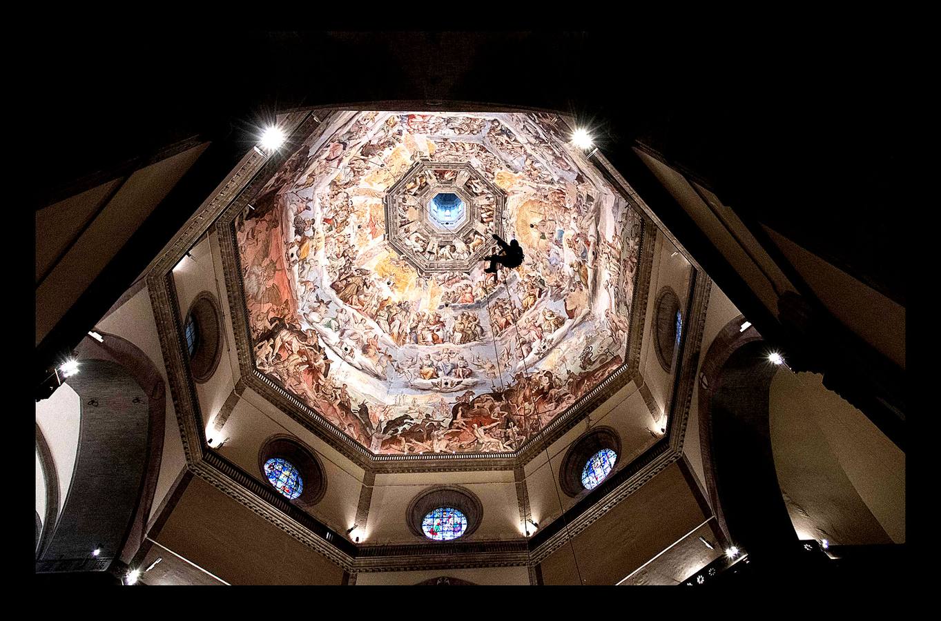 La fachada interior, el campanario y la cúpula de la catedral de Santa María de las Flores, reciben estos días la supervisión de varios técnicos para controlar su estado de conservación. La cúpula, una joya arquitectónica obra de Filippo Brunelleschi, se concluyó en 1436, año en el que se consagró la catedral. Su cara interna está decorada con pinturas al fresco y al temple que representan diferentes escenas del Juicio Final. La catedral florentina es la cuarta iglesia más grande del mundo, después de San Pedro en Roma, St. Paul en Londres y la catedral de Milán.