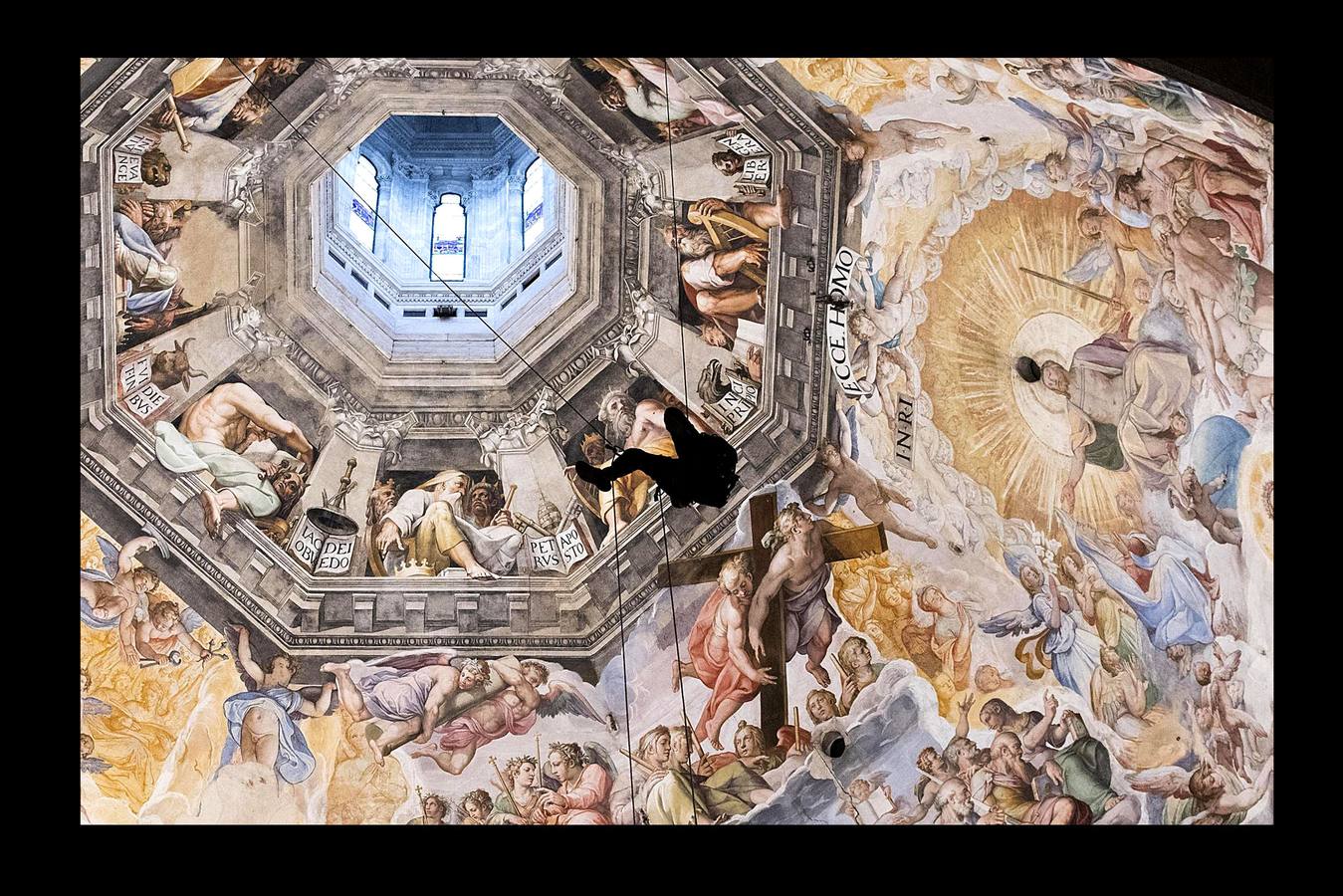 La fachada interior, el campanario y la cúpula de la catedral de Santa María de las Flores, reciben estos días la supervisión de varios técnicos para controlar su estado de conservación. La cúpula, una joya arquitectónica obra de Filippo Brunelleschi, se concluyó en 1436, año en el que se consagró la catedral. Su cara interna está decorada con pinturas al fresco y al temple que representan diferentes escenas del Juicio Final. La catedral florentina es la cuarta iglesia más grande del mundo, después de San Pedro en Roma, St. Paul en Londres y la catedral de Milán.