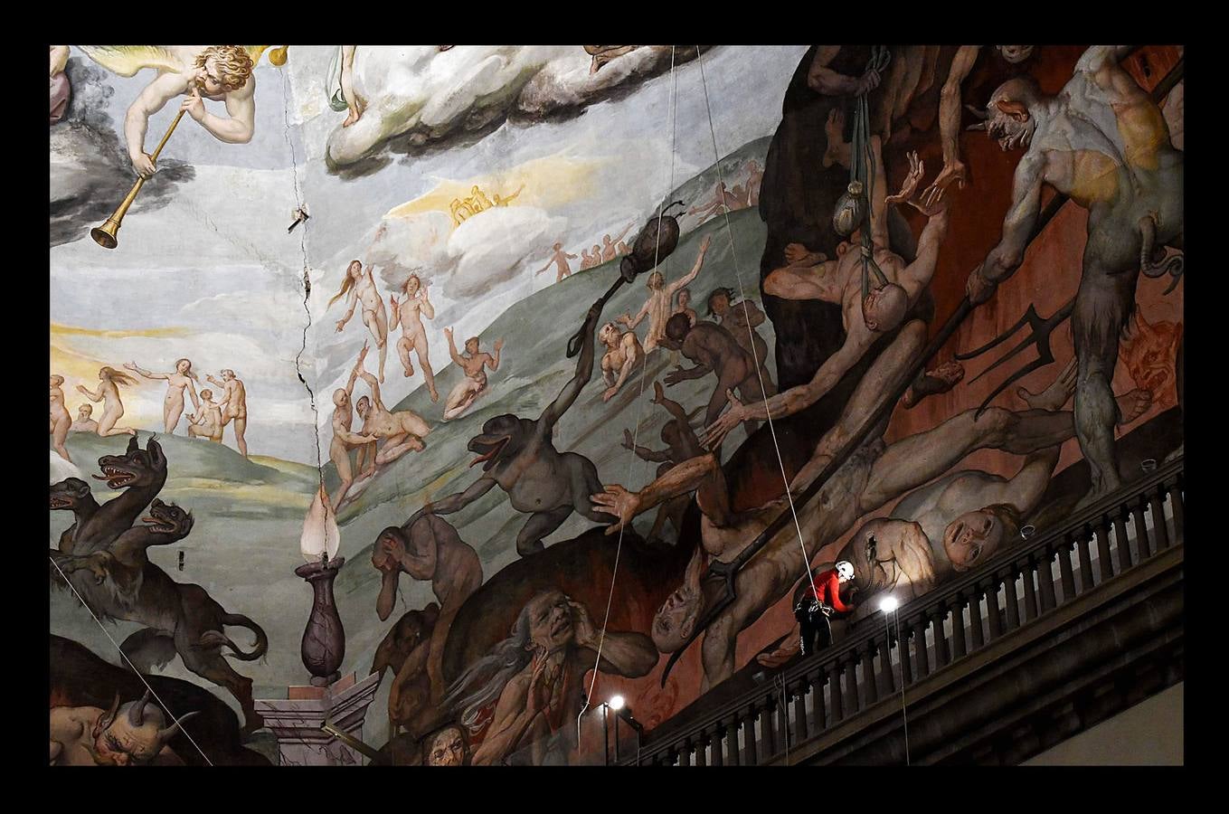 La fachada interior, el campanario y la cúpula de la catedral de Santa María de las Flores, reciben estos días la supervisión de varios técnicos para controlar su estado de conservación. La cúpula, una joya arquitectónica obra de Filippo Brunelleschi, se concluyó en 1436, año en el que se consagró la catedral. Su cara interna está decorada con pinturas al fresco y al temple que representan diferentes escenas del Juicio Final. La catedral florentina es la cuarta iglesia más grande del mundo, después de San Pedro en Roma, St. Paul en Londres y la catedral de Milán.