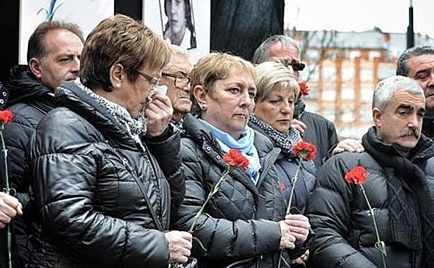 Familiares de las víctimas, en el homenaje a los asesinados en Zaramaga, en el 40 aniversario de la masacre. 
