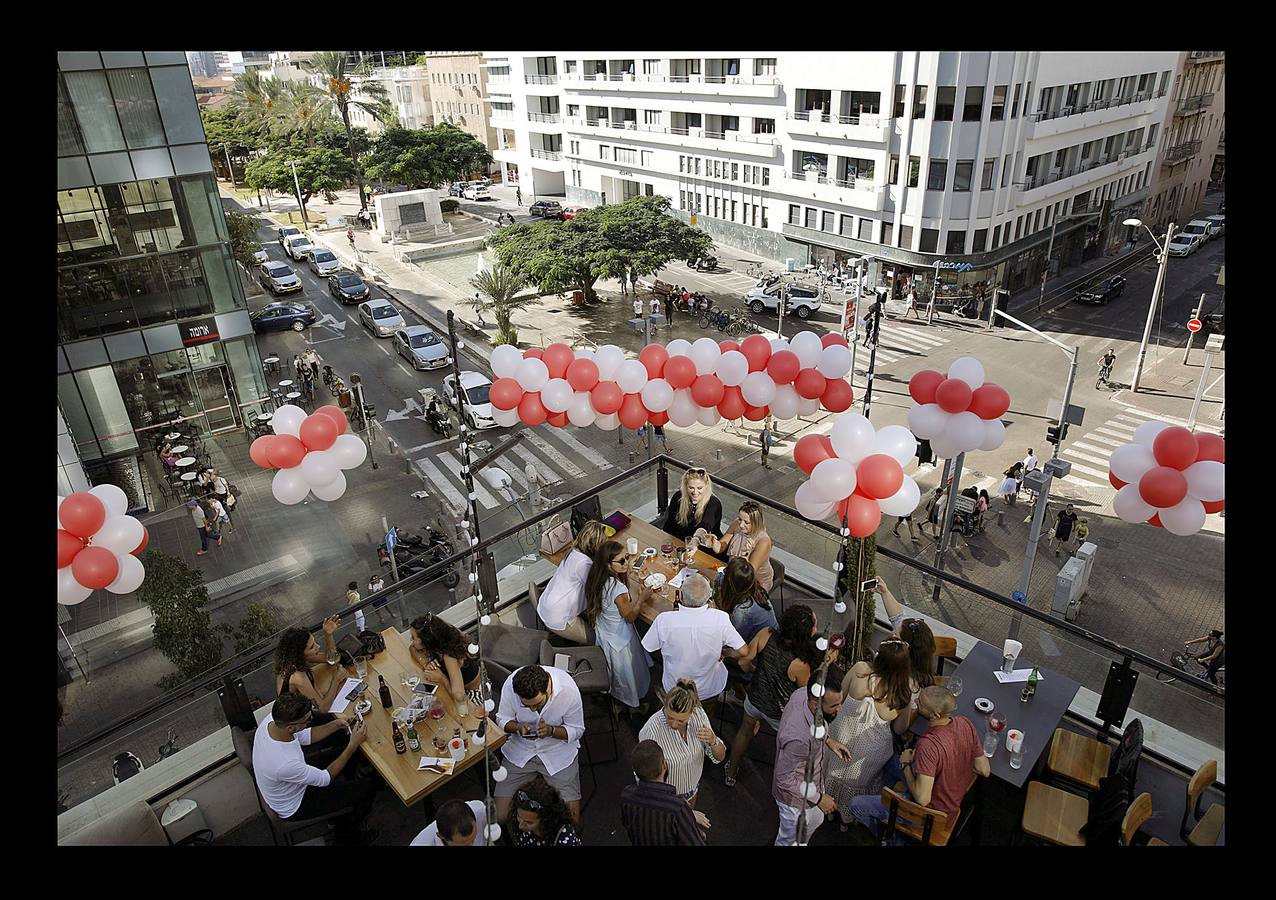 Tel Aviv, la acelerada capital económica de Israel, tiene buenas vistas. Con el espacio vital ajustado y escaso, los habitantes de la populosa metrópoli mediterránea sólo necesitan instalarse en sus propios tejados para gozar. Las azoteas de buena parte de los edificios de la ciudad se han transformado en hermosos jardines al aire libre, restaurantes, centros de instrucción e incluso estudios de arte y yoga.