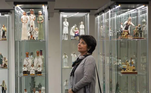 Carmen Maestre, en el Colegio de Médicos de Bizkaia, junto a una colección de figuras médicas.