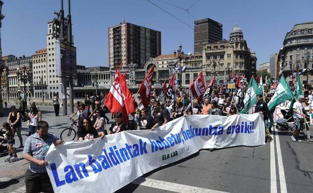 Imágenes de una manifestación en mayo de sindicatos de educacion en Bilbao