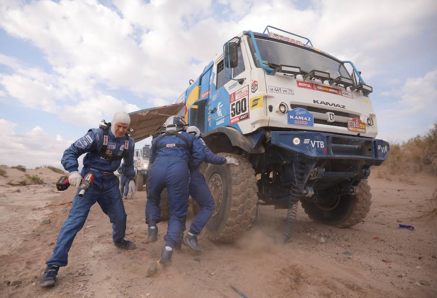 El piloto ruso Nikolaev Eduard, junto a sus copilotos y compatriotas Yakovlev Evgen y Rybacov Vladimir, se detienen para cambiar una llanta a su camión Kamas durante la undécima etapa del Dakar. 
