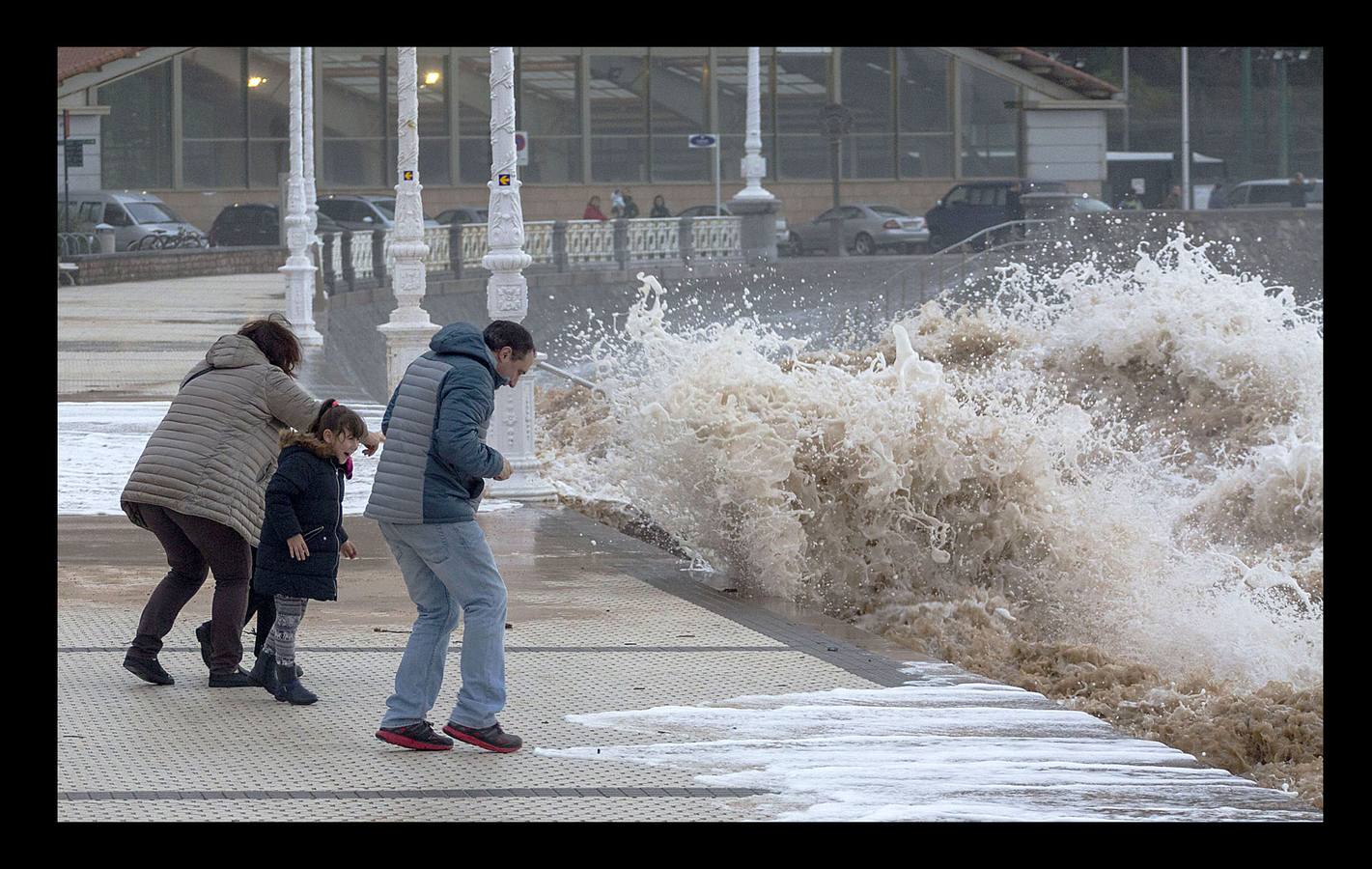 El fuerte oleaje ha dejado su huella en algunos arenales, como el de Ereaga, y también estampas impresionantes del mar embravecido