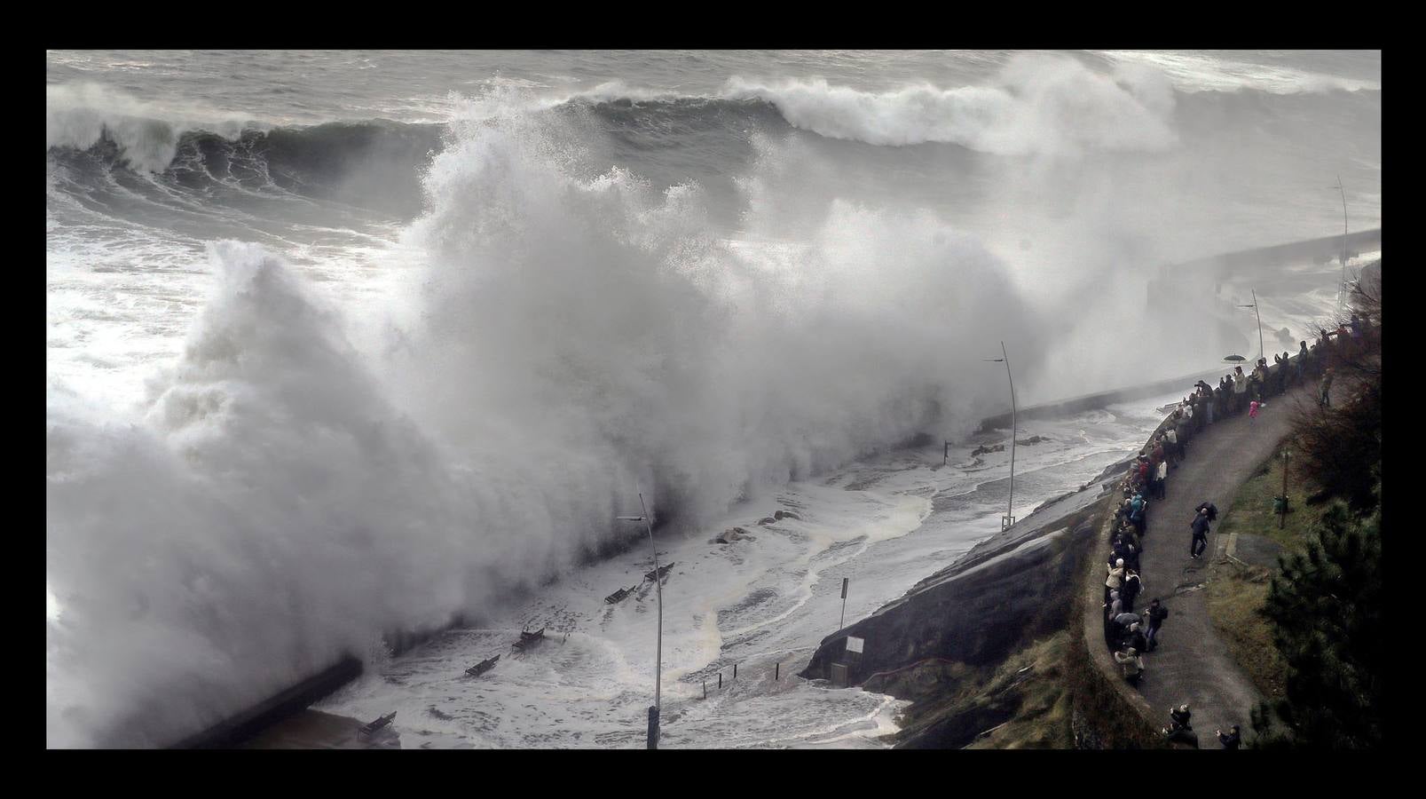 El fuerte oleaje ha dejado su huella en algunos arenales, como el de Ereaga, y también estampas impresionantes del mar embravecido