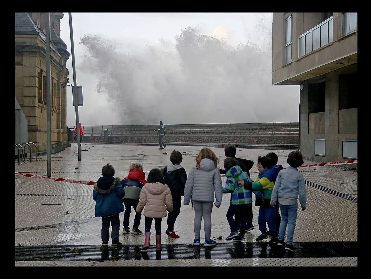 El fuerte oleaje ha dejado su huella en algunos arenales, como el de Ereaga, y también estampas impresionantes del mar embravecido
