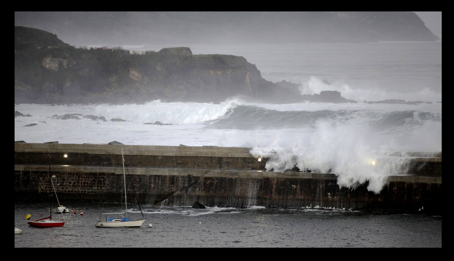 El fuerte oleaje ha dejado su huella en algunos arenales, como el de Ereaga, y también estampas impresionantes del mar embravecido