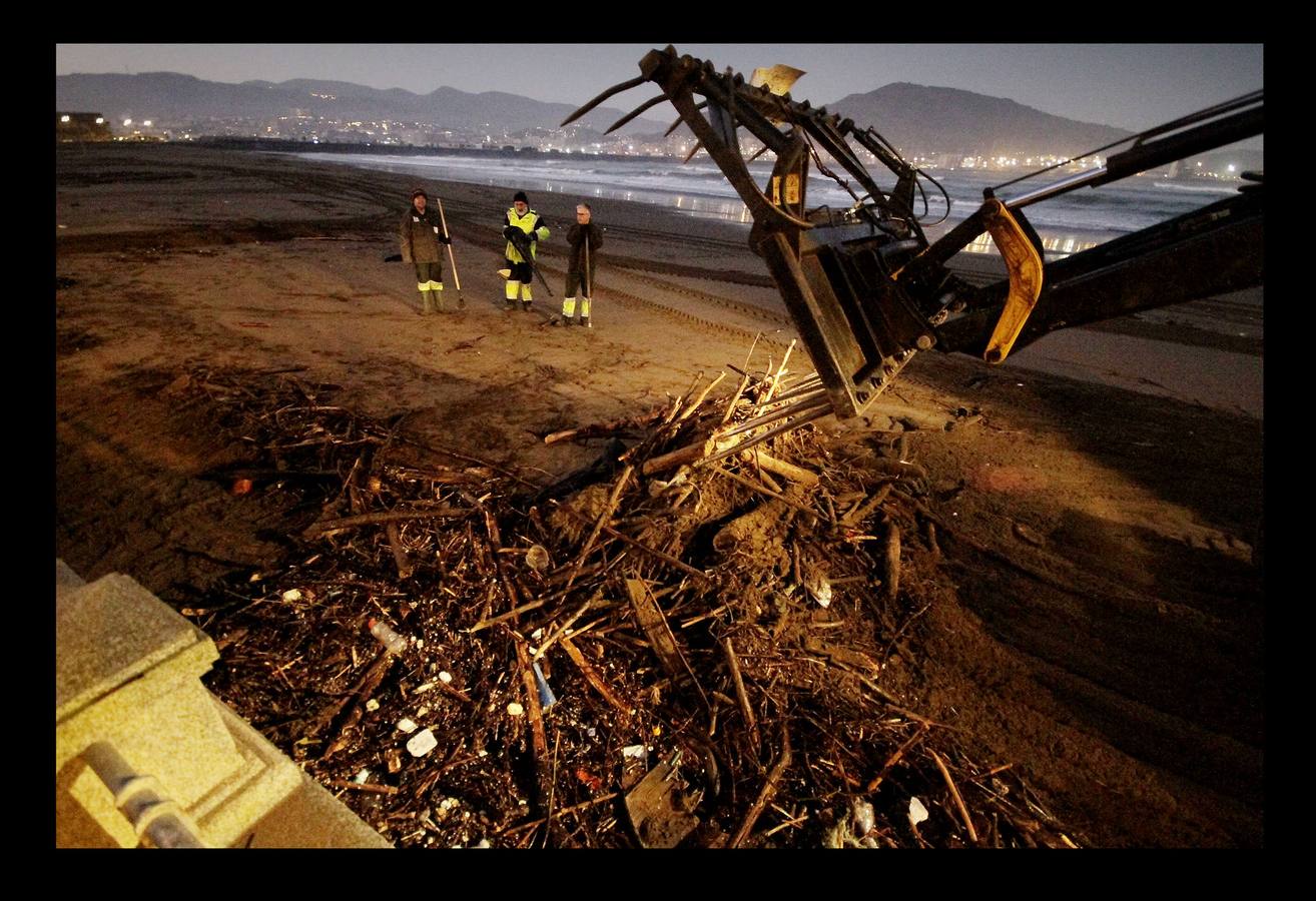 El fuerte oleaje ha dejado su huella en algunos arenales, como el de Ereaga, y también estampas impresionantes del mar embravecido