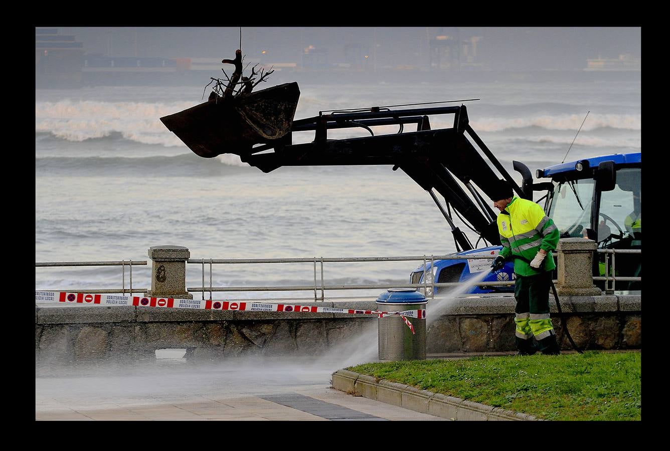 El fuerte oleaje ha dejado su huella en algunos arenales, como el de Ereaga, y también estampas impresionantes del mar embravecido